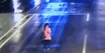 请注意！正在看手机的你又中招了！