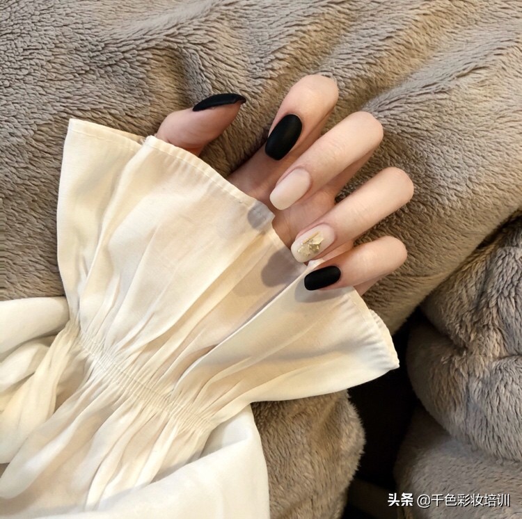 适合黄皮的裸色磨砂系美甲,奶甜双拼美甲