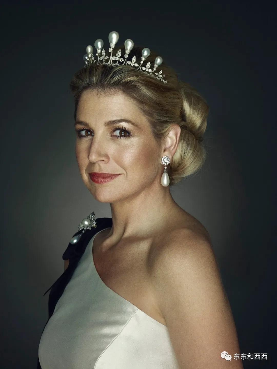 盘点英国女王戴过的王冠,英国女王和凯特戴同样的珠宝