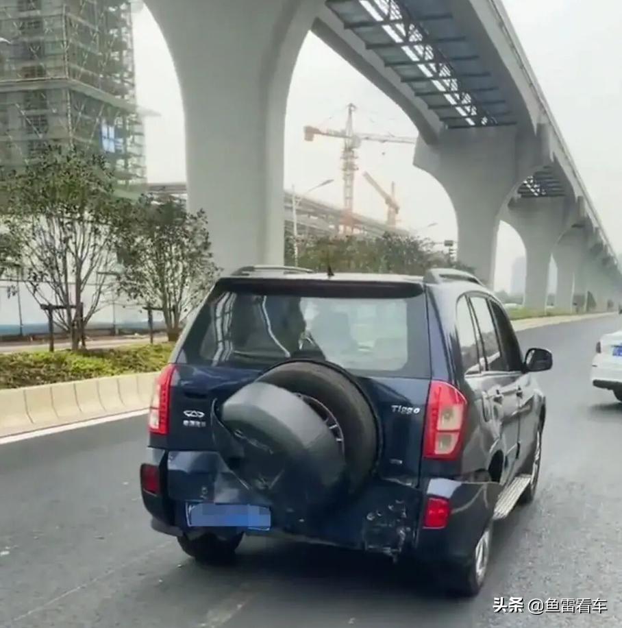 国产车奇瑞瑞虎三,福特蒙迪欧追尾货车测试