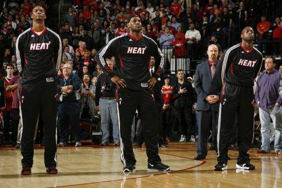 30年从按扣大LOGO变成拉链帽衫NBA出场服老的更霸气新的更舒适