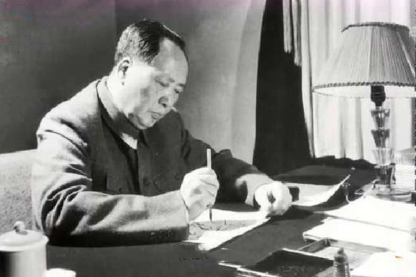 毛主席非常喜欢李贺的诗,两度化用李贺名句,均成惊艳后世的名篇