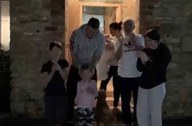 乔治王子三兄妹掀全球拍掌风支持抗疫，网友致梅根：这才是正能量