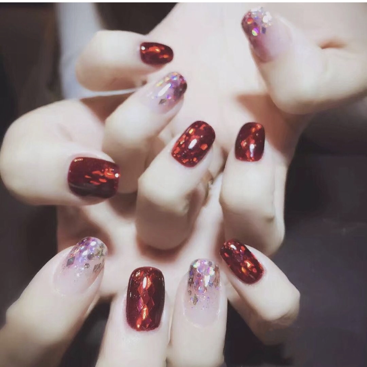 仙气女神范的红色亮片美甲，给你的“红指甲”加点仙气吧！