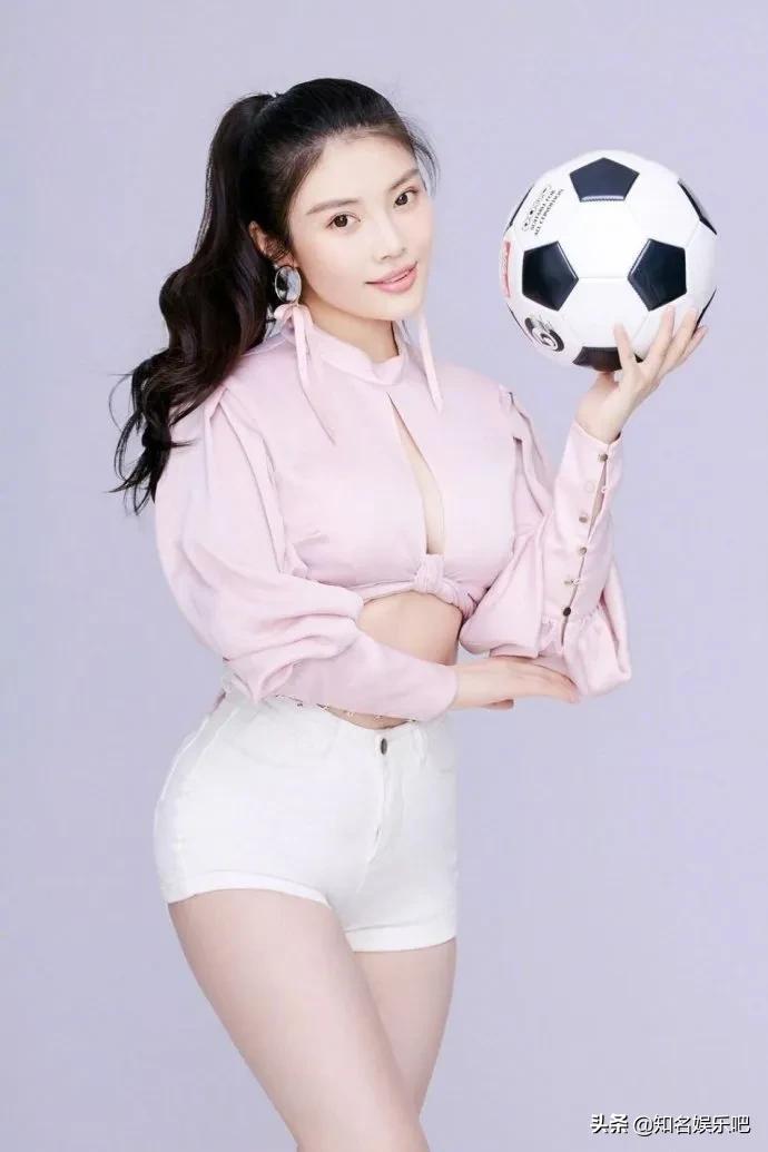 徐冬冬最新写真依旧性感抱足球秀长腿撩人满分