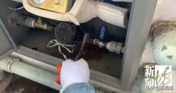 乐极生悲？上海人都开始练冰上运动了，但有人落水，有人撞断消防栓…