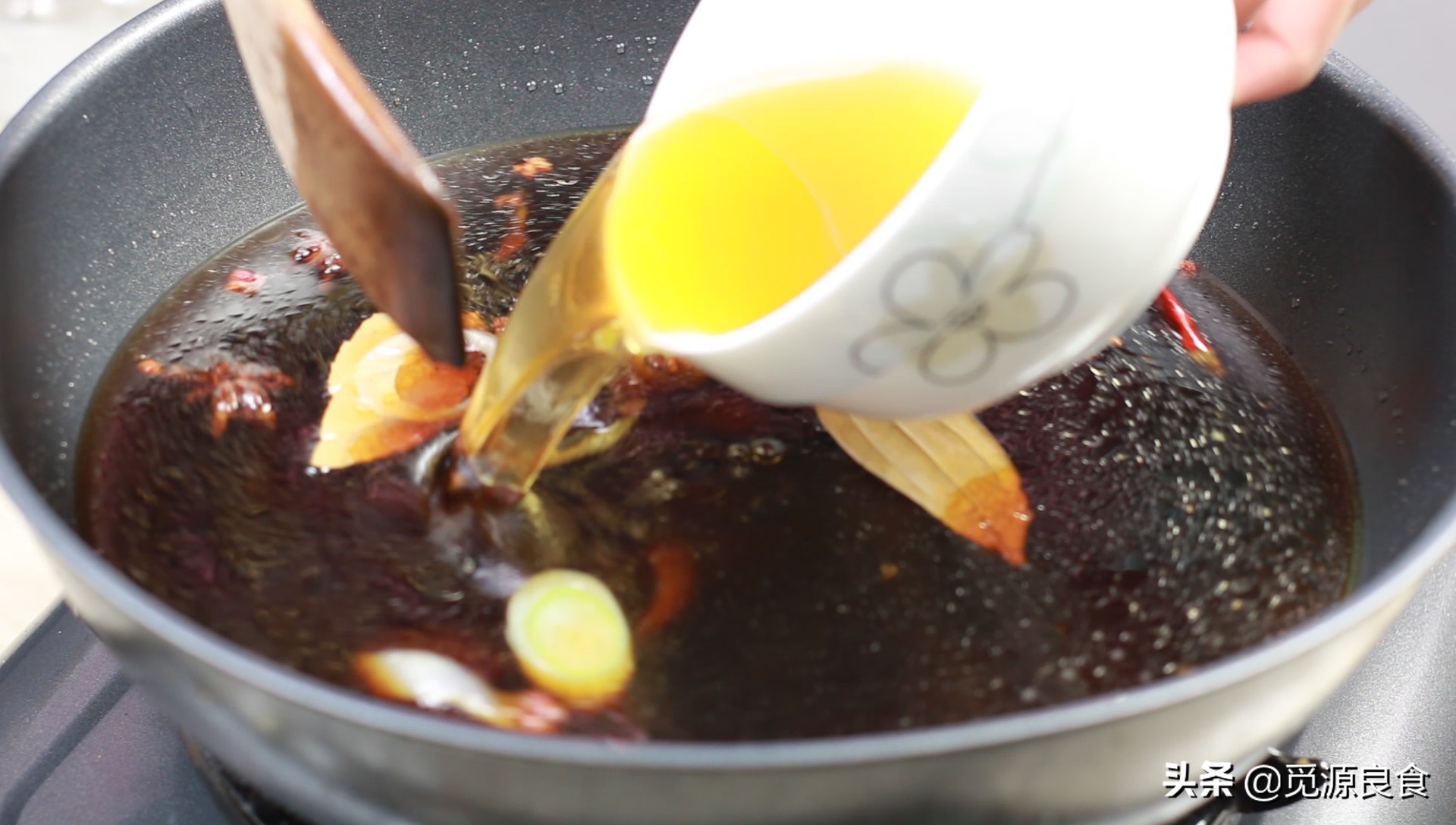 如何卤猪蹄最新最好吃的方法,卤猪蹄要放些什么才容易脱骨