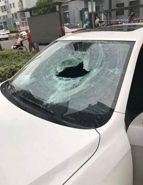 钥匙锁车里砸哪块玻璃最便宜,车钥匙掉了砸哪一个玻璃比较划算