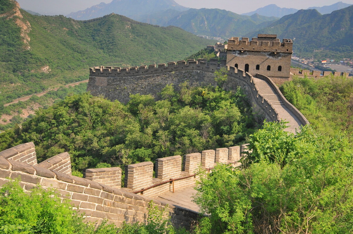 站在长城上的感受100字,站在长城上眺望