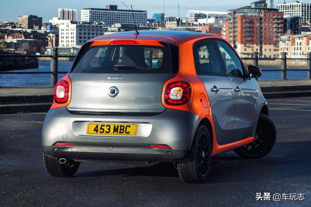 四门四座奔驰SmartForFour造型怪异，反正还是有人欣赏