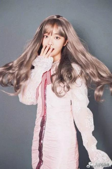 谭松韵蓬松的头,谭松韵摘掉眼镜打扮后惊艳出场