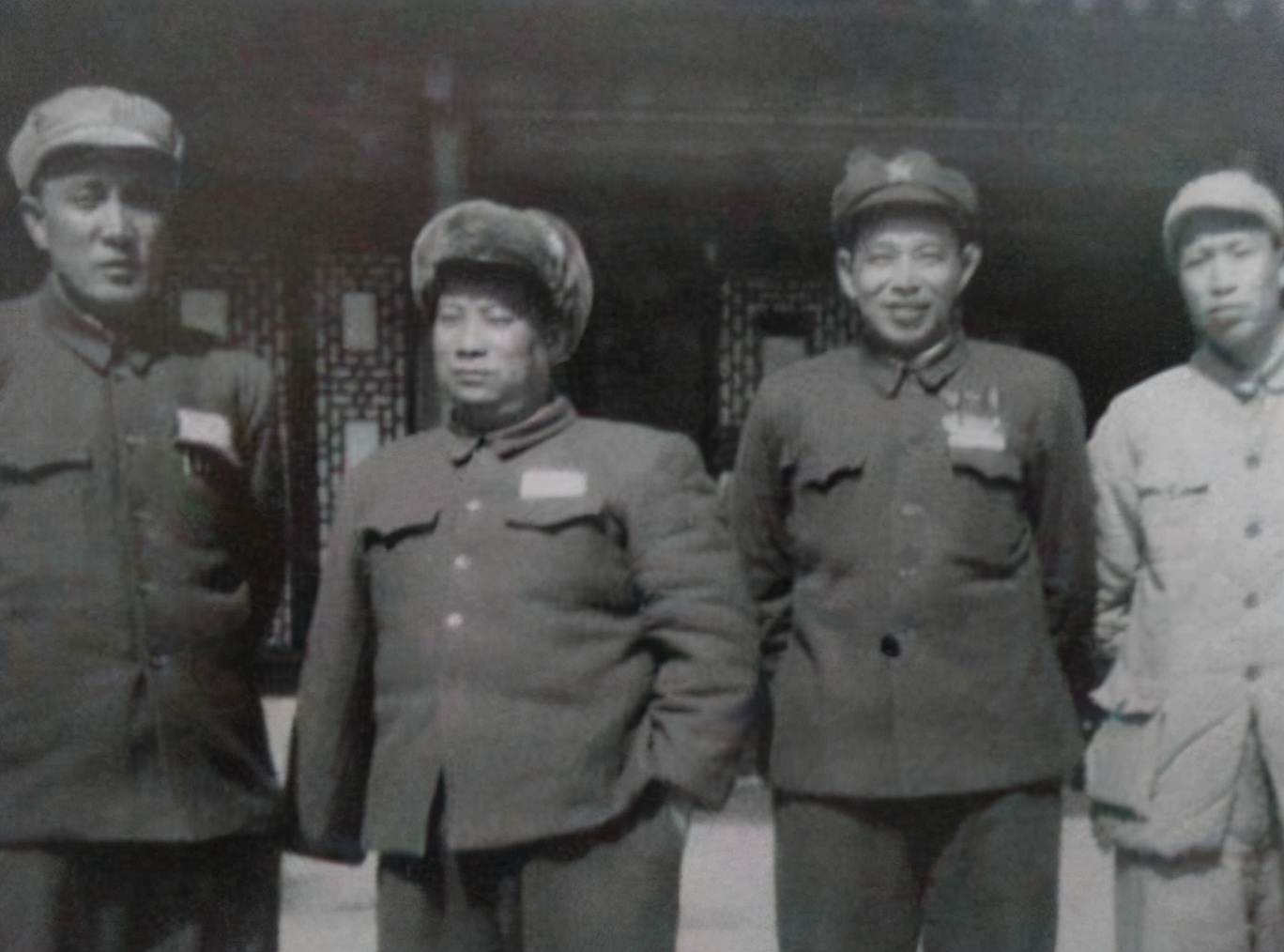 贺炳炎:22岁锯掉右臂,47岁去世,出殡时20万军民冒雨送行