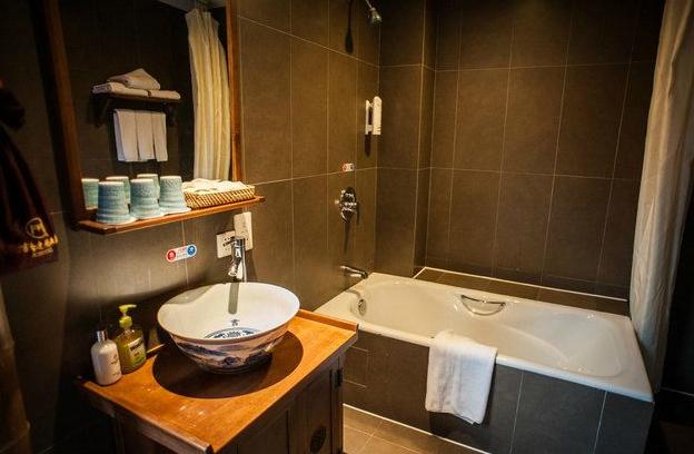 浴缸的水垢和泥垢用什么能够清除,浴缸顽固污渍清洁剂