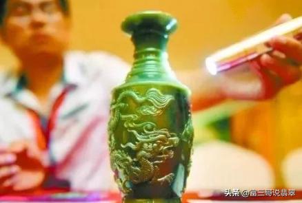 翡翠越阳越贵吗,翡翠最好的品种图片及价格全览