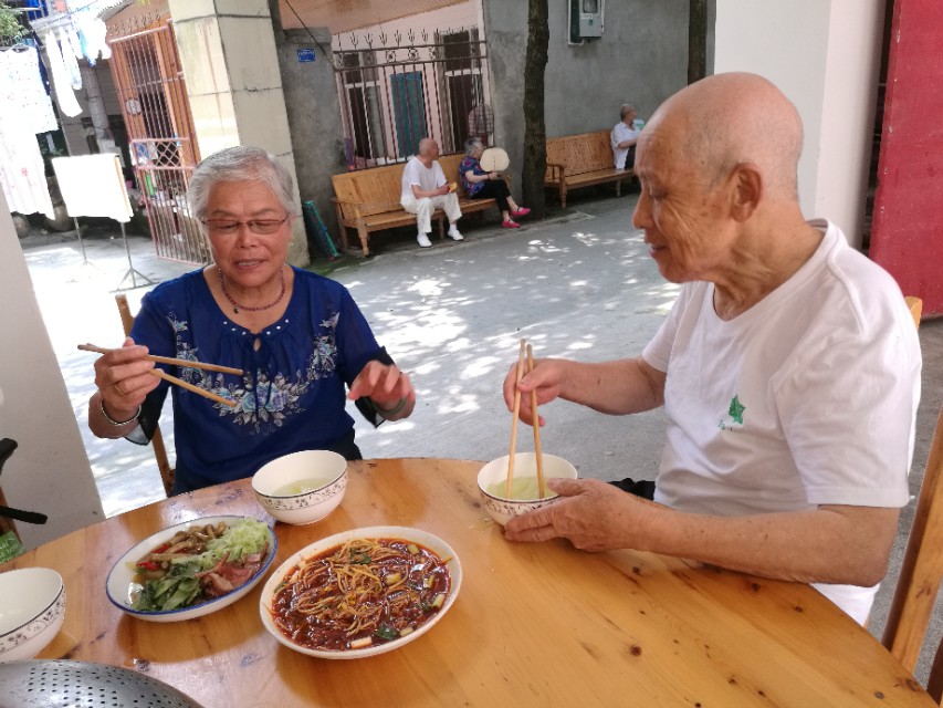 青城山农家乐介绍范文,青城山镇药王山下农家乐的故事