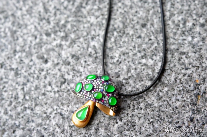 翡翠相同材质和不同品质的区别,翡翠的三种主要材质