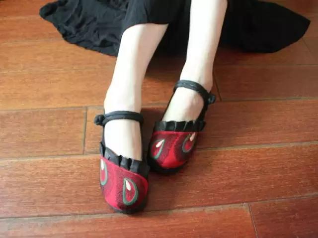 多年失传的绣花鞋,99两双传统工艺绣花鞋