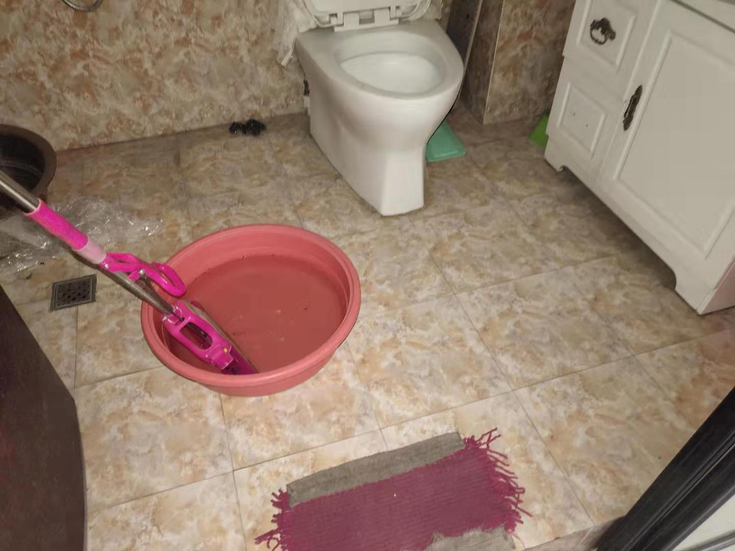 卫生间返水找谁解决,卫生间返水怎么解决视频