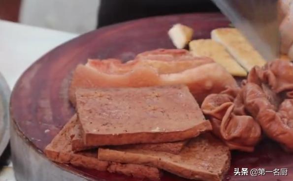 90后小伙卖卤煮火烧1碗10元忙不停,小伙创业卖卤煮火烧