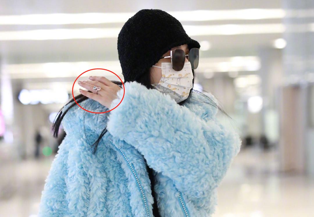 范冰冰晒自拍露出无名指戒指,范冰冰衣着平底鞋无名指戒指抢镜