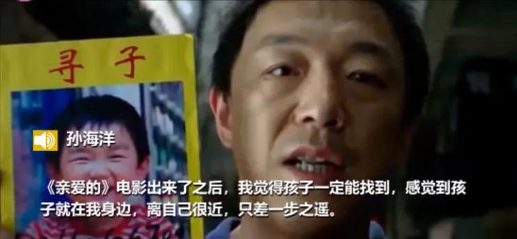 带儿子逛街被一小女孩抱住,妈妈带儿子去吃饭看见一个老人