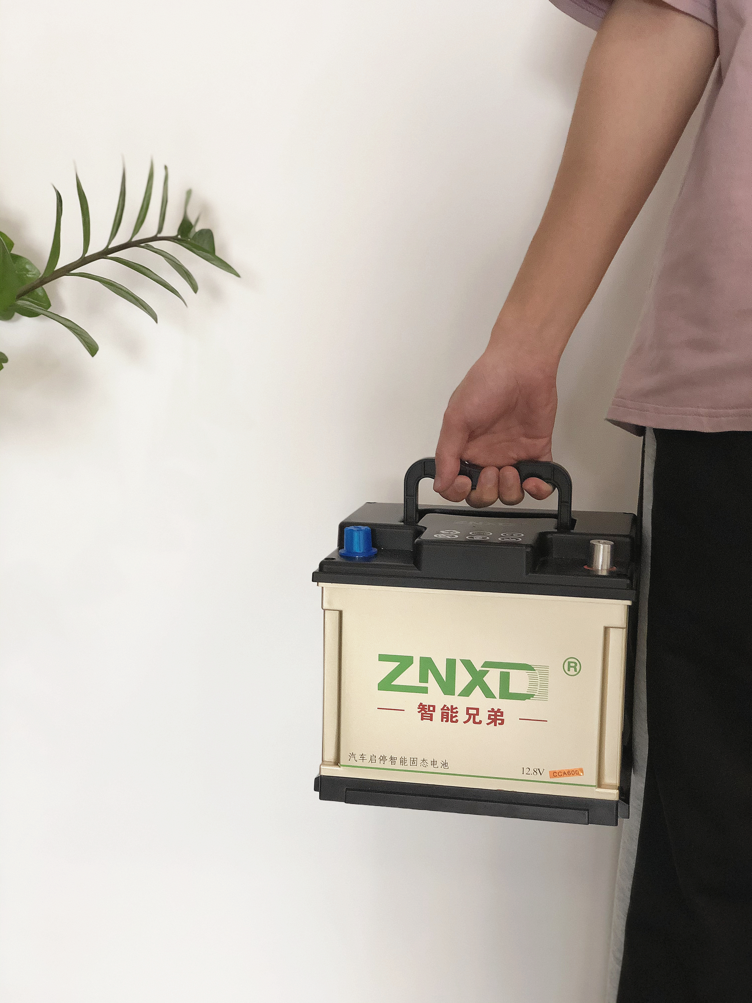 车子开了几年感觉大灯不亮了,汽车大灯不亮电瓶不耐用怎么回事