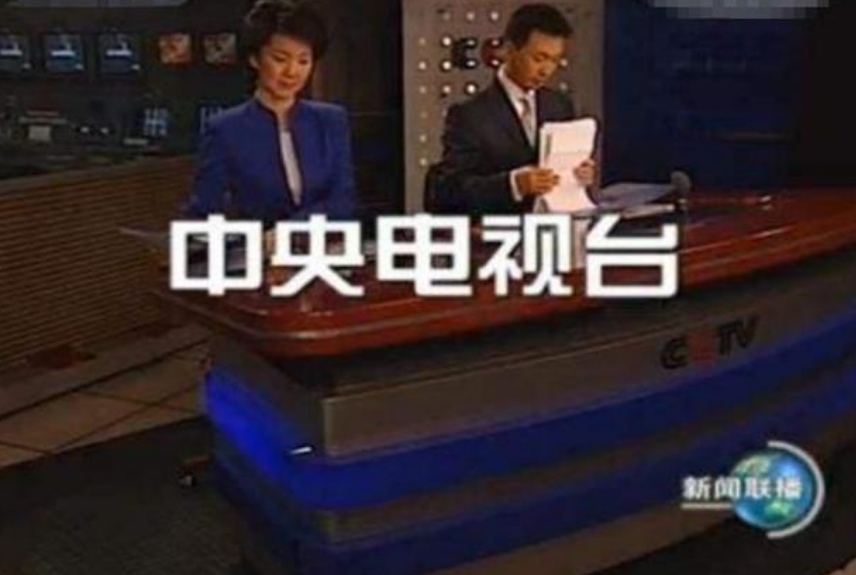 新闻联播主持人念稿子和图像切换,新闻联播结束广播员为啥整理稿子