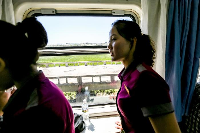 一趟国际列车,靠在北京站,朝鲜乘务员带货忙