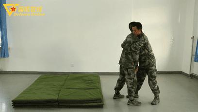 GIF|被背后抱腰怎么破？兵哥教你如何解脱并反击