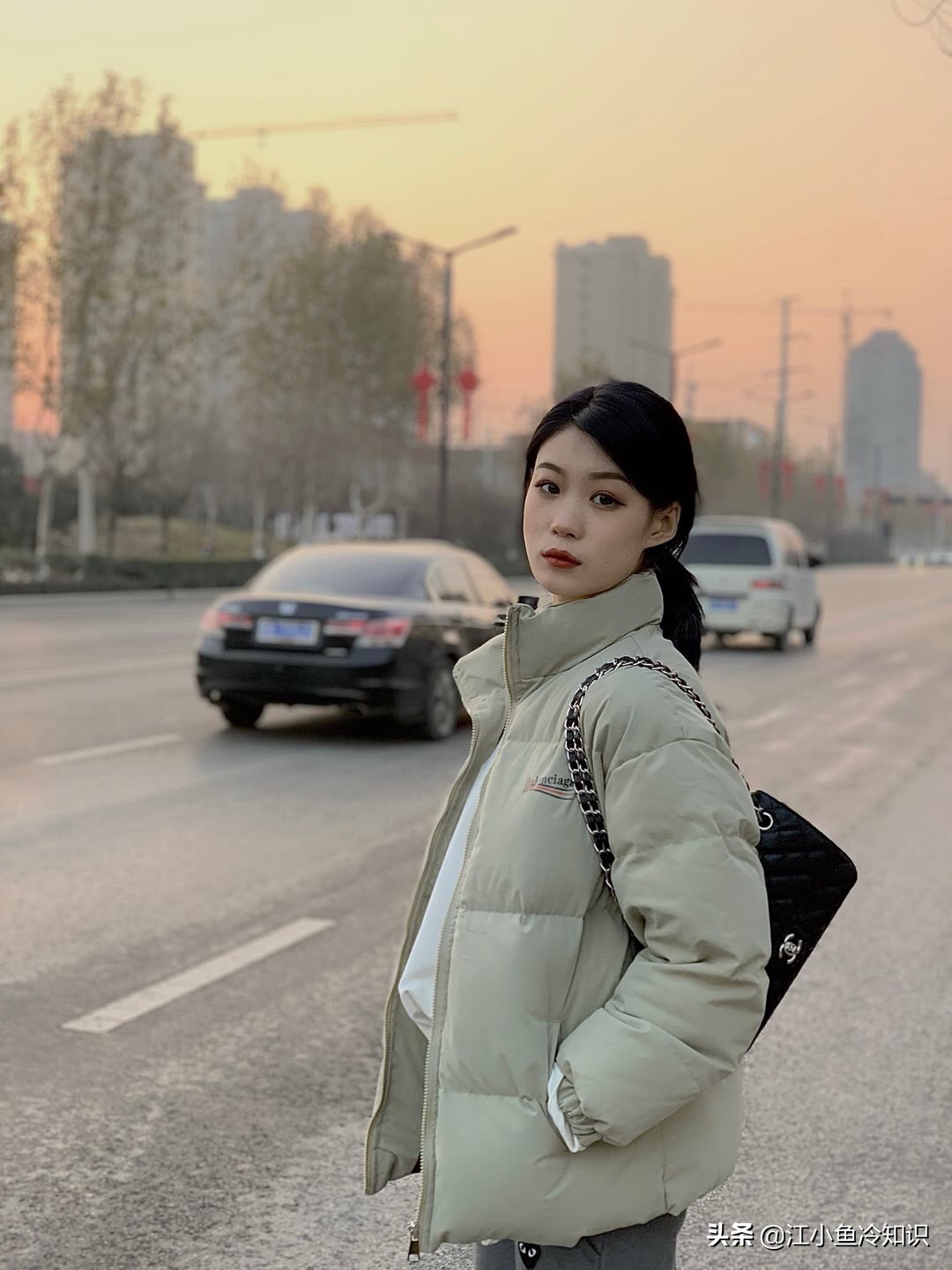 巴黎世家新出淡绿色羽绒服➕NB2002r冬天这么穿太绝美了