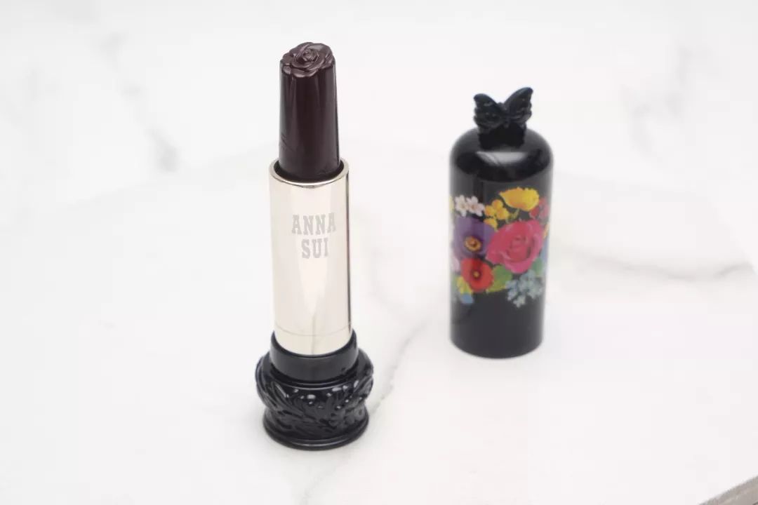 不做俗人的新一天，让安娜苏魔漾晶灵唇膏带你造型百变