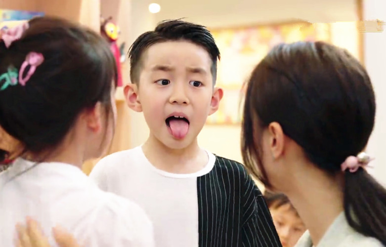 陪你一起长大颖儿擦地板,陪你一起长大颖儿找父母安慰