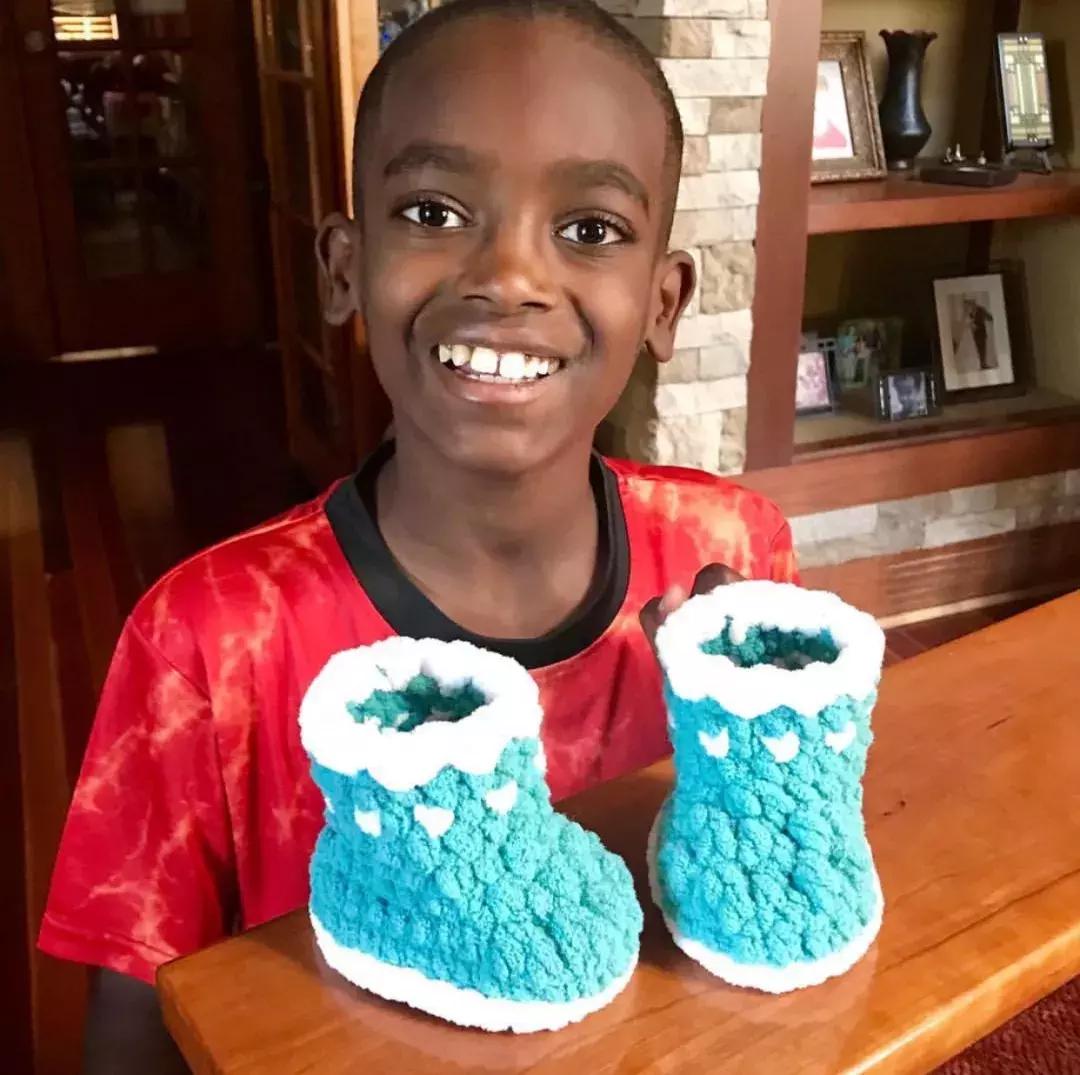 19万人看男生玩编织?从非洲弃婴到全美偶像,11岁男孩用6年逆袭人生...