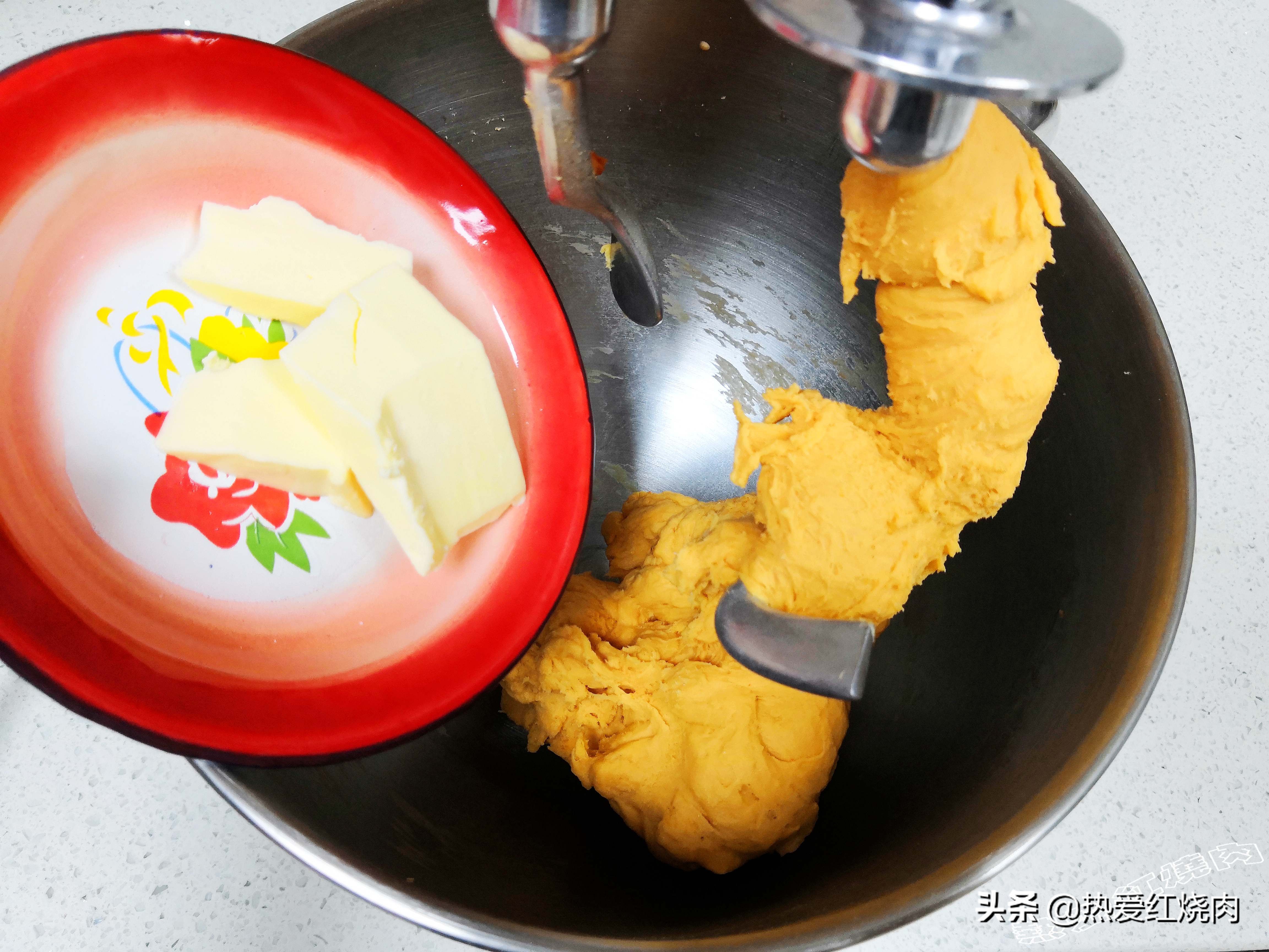 如果你做的面包总是很硬，一定试试这个做法，柔软拉丝还不用烤箱