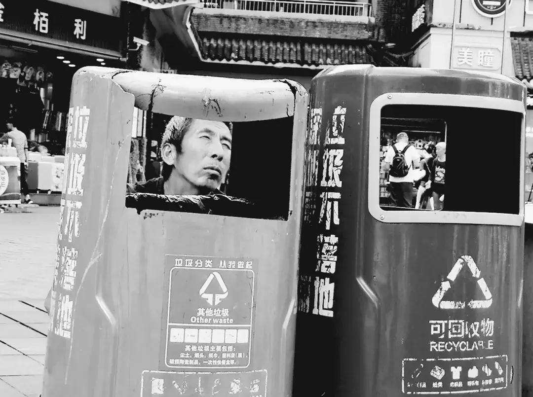 纸上的光影和字：6月30日，来看中国20位诗人的街拍摄影展