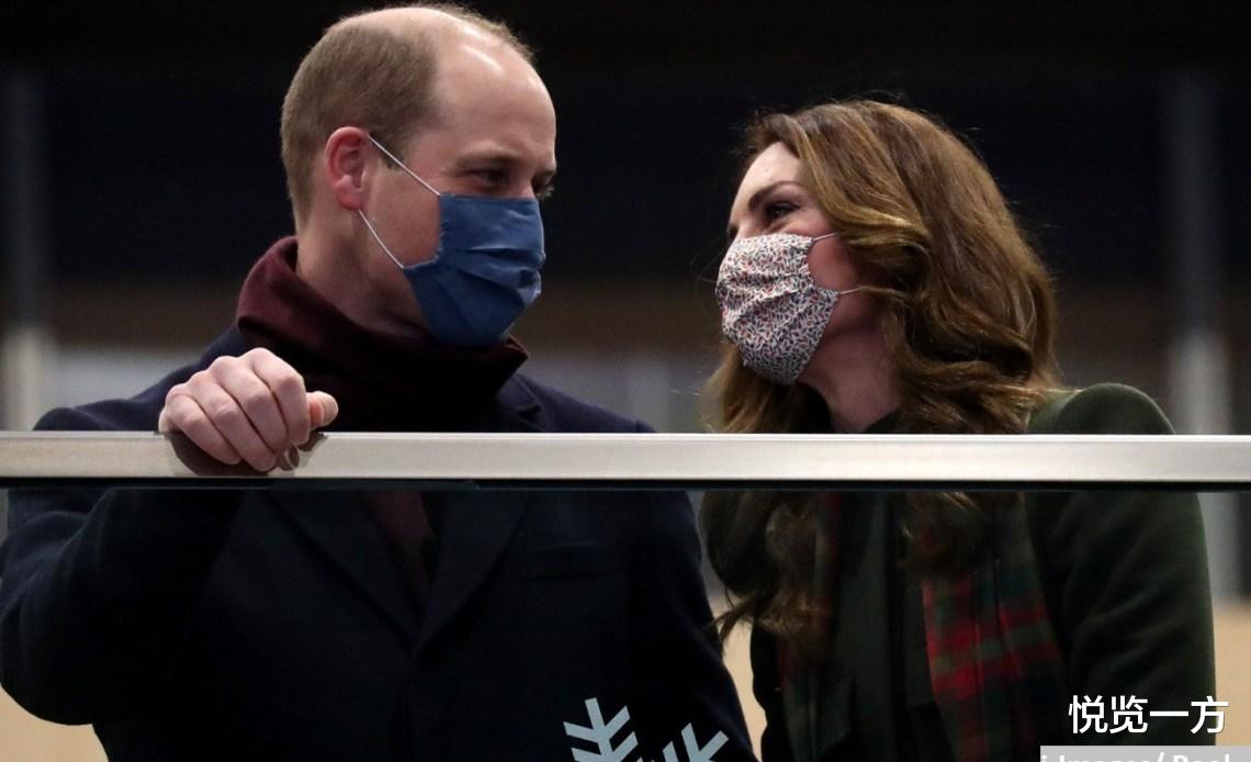 冬季围巾怎么搭配才保暖又时髦,凯特王妃系红色波点围巾