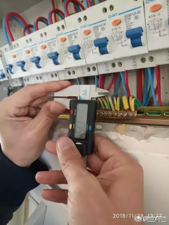 电能表空气开关和漏电保护器接线,漏电保护器为什么是左火右零呢