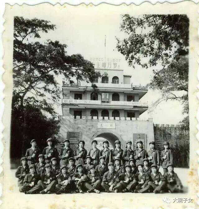 我从小在军营生活长大,我是在部队大院长大的