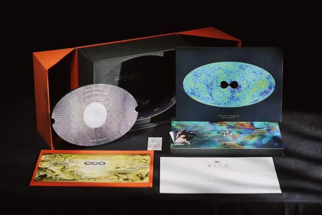 2021高校录取通知书设计！黑科技芯片、酸性镭射、星空灯…