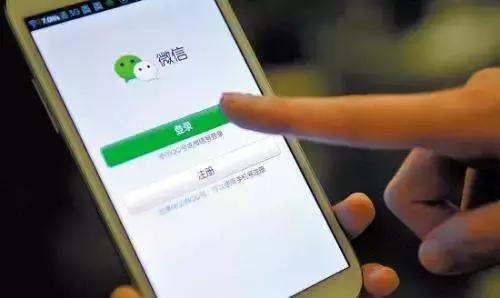 武汉女子被男友当街刺伤,一女子在地下停车场被男女围殴