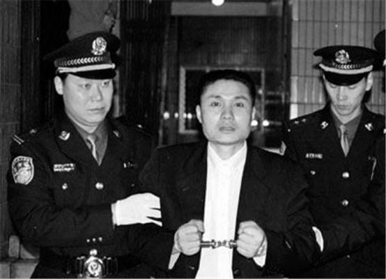 中国第一悍匪被抓获,临死前留下一句预言,10年后一语成谶