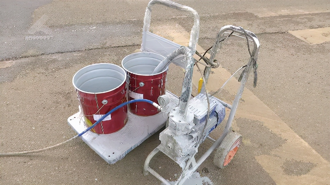 碧鸡路高架桥喷漆让车“穿花衣”？施工方：一周内完成作业，理赔可分标段找负责人