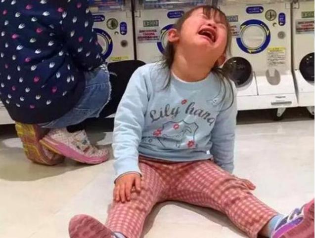 孩子买糖大哭大闹,女儿要买糖哭闹打滚挨打了