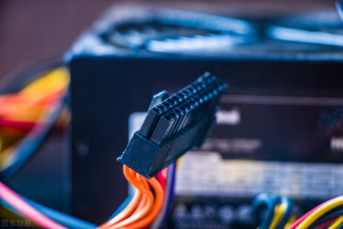 电源额定功率越大越耗电吗,电脑电源超出额定功率会怎么样