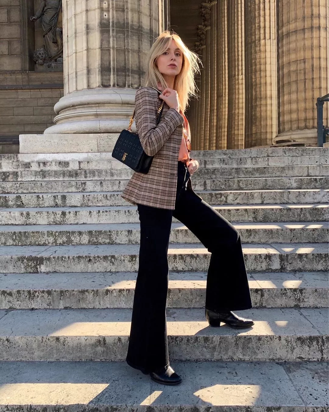 打*裤底**是上世纪的火爆单品，遗留的时尚太过守旧，直筒裤正​吃香