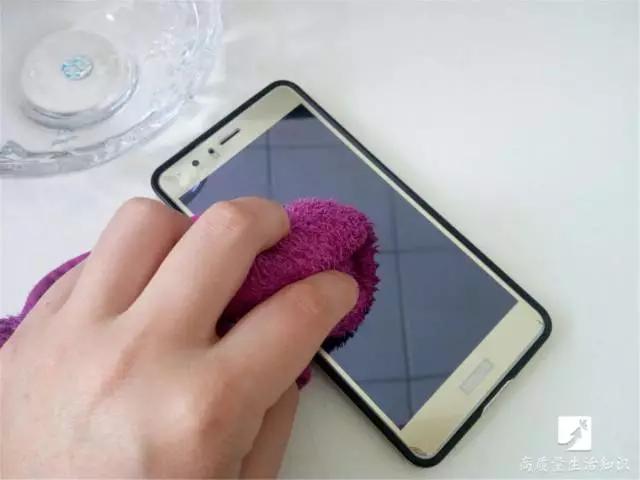 手机屏幕太油腻有指纹怎么办,手机屏幕油腻解决方法