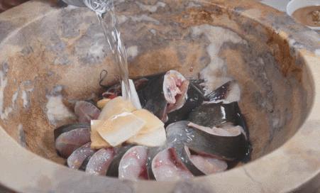 云南特色蒸汽石锅鱼什么鱼最好,特色美味云南蒸汽石锅鱼