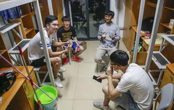 大学室友一直打游戏影响睡觉,大学室友熬夜打游戏