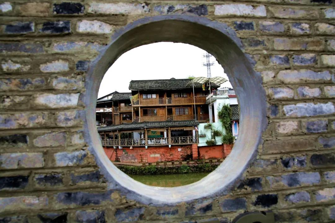 津门网金熙男：彩色小镇