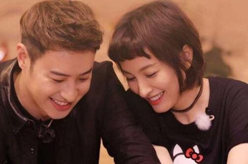 潘玮柏带小14岁娇妻现身机场,潘玮柏娶了一只鸡